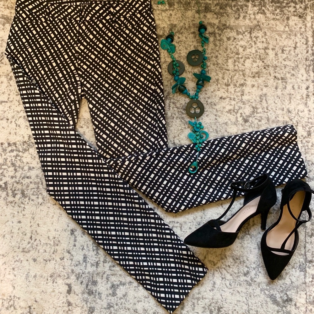 Black and White Mid Rise Columnist Ankle Pant